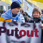 Le crepe nel muro della propaganda e la frenata dell'economia